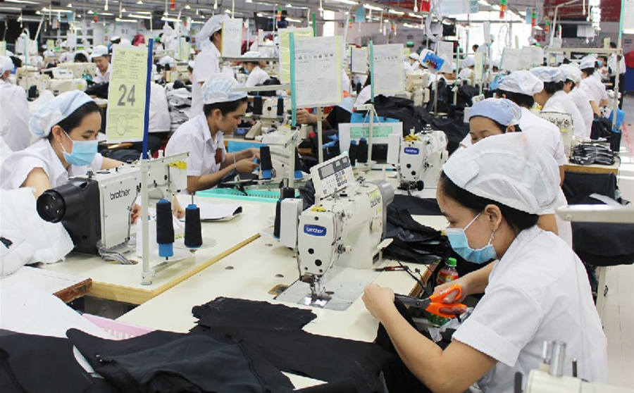 Ngành công nghiệp sản xuất hàng tiêu dùng chịu ảnh hưởng nhiều bởi?
